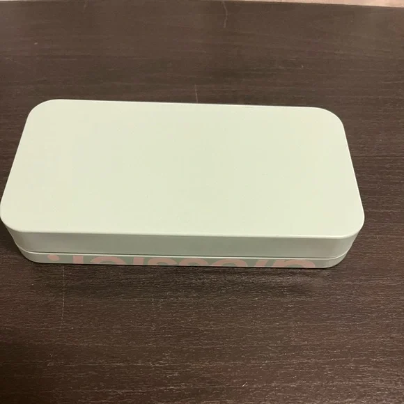 Glossier Tin - Picture 3 of 3